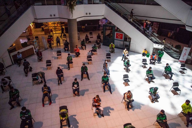 Selama masa karantina, banyak tempat makan dan restoran yang tutup di Thailand. Aplikasi online pun jadi salah satu solusinya. Masyarakat merasa sangat terbantu dengan adanya aplikasi online seperti grab food dan Food Panda.