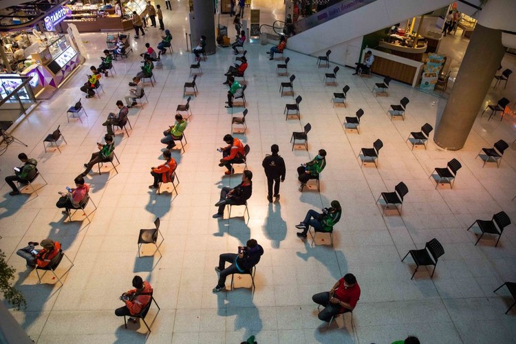 Selama masa karantina, banyak tempat makan dan restoran yang tutup di Thailand. Aplikasi online pun jadi salah satu solusinya. Masyarakat merasa sangat terbantu dengan adanya aplikasi online seperti grab food dan Food Panda.
