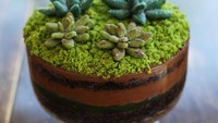  Satu lagi kreasi makanan tema alam yang dibuat oleh The  Wondersmith. Ini adalah kue yang berbentuk seperti pot berisikan kaktus kecil. Padahal ini adalah kue cokelat dengan sensasi rasa alpukat hingga bayam. Wah, kayak gimana ya rasanya? Foto: Instagram @thewondersmith