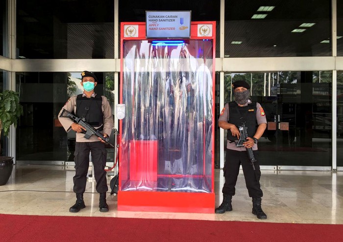 Meski sempat diterpa isu miring akan kesehatan yang tak aman, Bilik Disinfektan juga rupanya dipakai oleh beberapa instansi negara loh. Vietnam pun mengklaim bisa mengurangi penyebaran Corona.