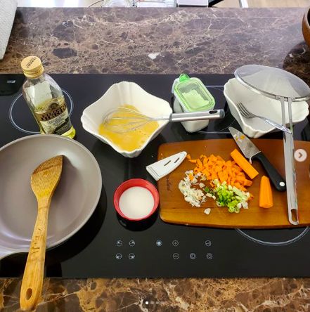 Rossa masak mie instan dan telur dadar