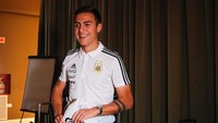 Saking sayangnya teman dan keluarga Dybala tak pernah melewatkan momen ulang tahun pesepak bola ini. Kue berlapis krim putih dan aneka buah ini menambah kemeriahan ulang tahun Dybala. Foto: instagram paulo dybala