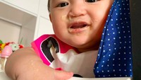 Meski belepotan ketika makan, Thania tetap senyum nih. Kira-kira habis makan bubur apa ya? Foto: Instagram