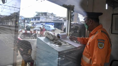 Mereka yang Tetap Tugas saat Pandemi Corona Melanda