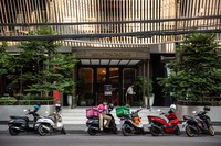 Selama masa karantina, banyak tempat makan dan restoran yang tutup di Thailand. Aplikasi online pun jadi salah satu solusinya. Masyarakat merasa sangat terbantu dengan adanya aplikasi online seperti grab food dan Food Panda.