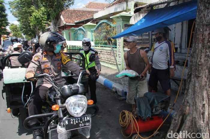 Kapolres Lumajang AKBP Adewira Negara Siregar bagi sembako