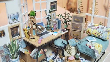 Siapa sangka, 14 hari dihabiskan untuk membuat miniatur apartemennya sendiri. Kreatif yah.