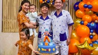 Pose lengkap Thania bersama orang tua, cici, dan kakaknya. Wah, kue Dragon Ball jadi pelengkapnya! Foto: Instagram