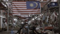 Selanjutnya ada negara tetangga Malaysia yang ikut menerapkan kebijakan bantuan langsung tunai kepada warganya saat masa lokcdown. Getty Images/Rahman Roslan