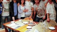 Pesepak bola yang akrab disapa La Joya ini sering terlihat makan bersama setelah melakukan latihan. Kegiatan ini juga jadi obat penghilang lelah. Foto: instagram paulo dybala
