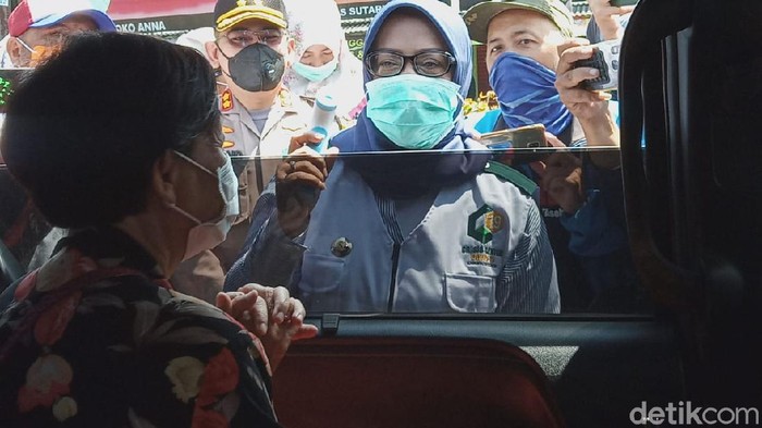 Bupati bogor cegat mobil dari jakarta cegah penyebaran corona