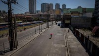 Beginilah potret di sekitar daerah pusat perbelanjaan Filipina yang biasanya selalu ramai oleh pembeli kini terlihat sepi bak kota mati tak berpenghuni.
