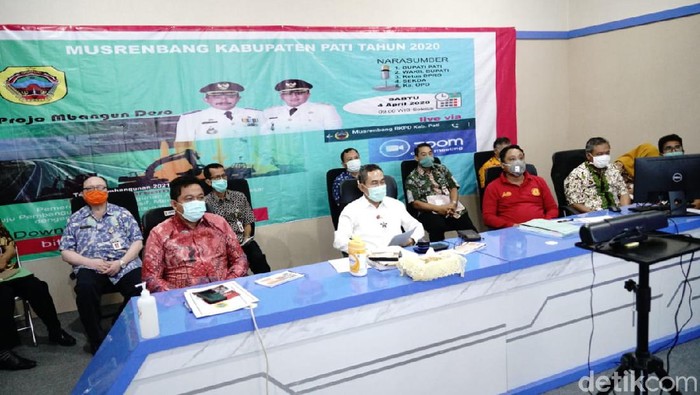 Bupati Pati Haryanto memberikan keterangan di ruang Command Center Pati, Sabtu (4/4/2020).