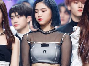 Gaya Ryujin ITZY Pakai Crop Top dari Celana Dalam Seharga Rp 2,3 Juta