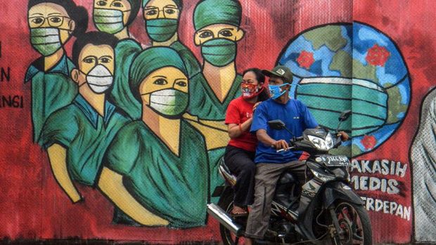 Mural dukungan untuk para tenaga medis melawan Covid-19 di Jalan Raya Jakarta-Bogor, Depok, Jawa Barat, Jumar (3/4/2020).