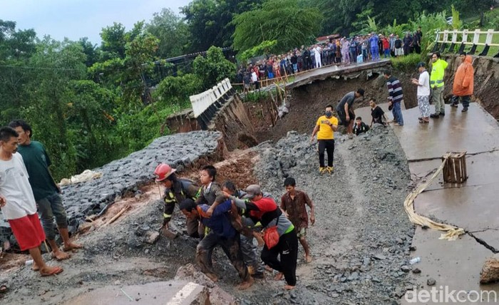 Potret Jembatan Ambruk di Purwakarta yang Tewaskan 1 Orang Sebuah jembatan beton beraspal di Desa Cijunti, Kecamatan Campaka, Kabupaten Purwakarta ambruk. Satu orang tewas dalam peristiwa tersebut.