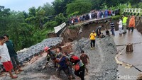 Jembatan di Desa Cijunti, Kecamatan Campaka, Kabupaten Purwakarta, ambruk pada Jumat (3/4/2020) siang.