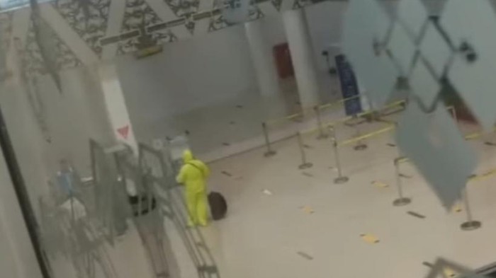 Viral pria pakai APD di Bandara Sultan Thaha Jambi, ternyata jas hujan.