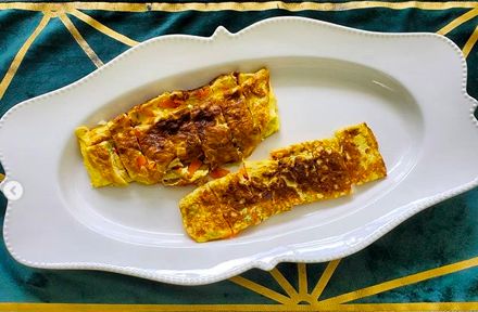 Rossa masak mie instan dan telur dadar