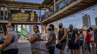 Para konsumen harus rela mengantre panjang untuk menunggu toko dibuka dan dapat berbelanja barang kebutuhan pokok selama masa lockdown yang ditetapkan guna memutus rantai penyebaran Corona di Filipina.