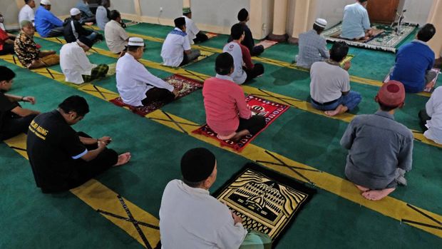 Several residents perform the Asr prayer at the Baiturrahman Temanggung Grand Mosque, Central Java, on Friday (3/4/2020). Takmir of the Baiturrahman Grand Mosque decided to pray five times in the congregation applying 