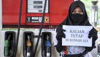 Begitu juga dengan petugas SPBU yang harus tetap bertugas agar warga tidak kebingungan mencari BBM.