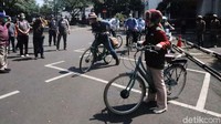Gubernur Jawa Barat Ridwan Kamil meninjau pelaksanaan rapid test di Balai Kota Bandung sambil menggowes sepeda.