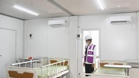 Presiden Jokowi meninjau salah satu ruangan perawatan di RS corona Pulau Galang. “Semua ini memang kita rencanakan dan kita siapkan, kita berharap tidak dipakai, tetapi paling tidak kita siapkan,” tutur Presiden. Foto: Dok. Istimewa/Kementerian PUPR: Penampakan RS Corona di Pulau Galang