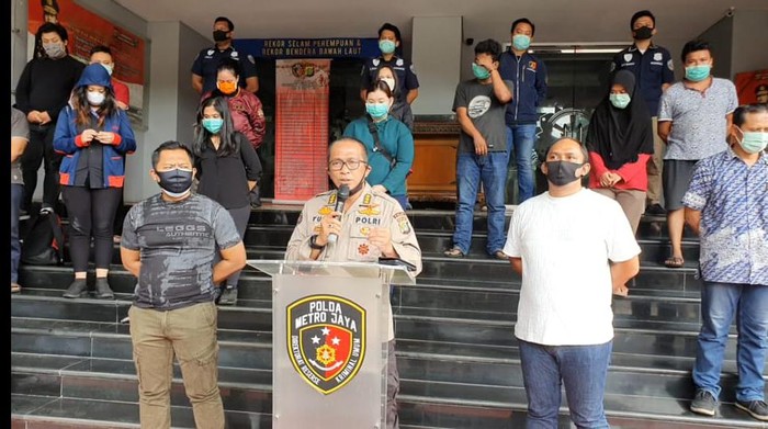 Polisi mengamankan 18 orang yang tak patuh social distancing