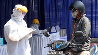 Pengendara mobil dan motor melakukan rapid test. Warga yang menaiki mobil cukup berdiam di dalam mobilnya tanpa harus keluar. Begitu juga dengan pengguna motor.