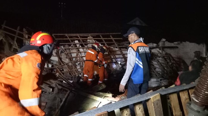 rumah roboh tewaskan 2 orang