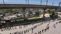 Antrian warga yang mengambil jatah sembako di New Delhi, India, Jumat (3/4/2020). Hindustan Times via Getty Images