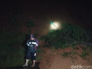 Longsor Lima Titik Putus Jalan Utama di Trenggalek