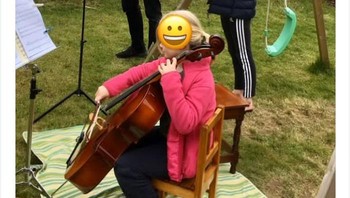 Keluarga ini membuat konser musik untuk dinikmati para tetangganya.