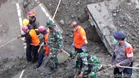Dalam insiden ini empat orang yang tengah menyebrang jalan tertimbun longsoran jalanan. Tiga orang berhasil dievakuasi dan seorang ibu-ibu masih tertimbun dalam kondisi meninggal.