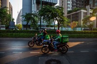 Selama masa karantina, banyak tempat makan dan restoran yang tutup di Thailand. Aplikasi online pun jadi salah satu solusinya. Masyarakat merasa sangat terbantu dengan adanya aplikasi online seperti grab food dan Food Panda.