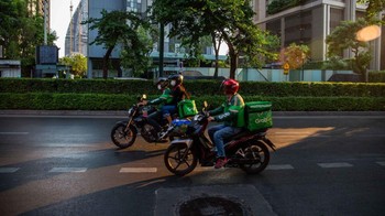 Beberapa pengemudi online ini bergegas mengantarkan makanan ke lokasi tujuan. Pelanggan hanya perlu diam di rumah sambil menunggu makanan datang diantar.