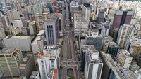 Jalanan sepi di Sao Paolo, Brazil yang ditinggalkan warganya untuk tetap berada di rumah (24/3/2020) guna memutus penyebaran virus Corona. AP Photo/Andre Penner
