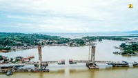 Pembangunan Jembatan Teluk Kendari dilaksanakan oleh Balai Pelaksana Jalan Nasional (BPJN) XXI Kendari Ditjen Bina Marga. Konsorsium kontraktor adalah PT. PP dan PT Nindya Karya dengan biaya APBN sebesar Rp 809 miliar melalui skema kontrak tahun jamak (MYC) 2015-2020.Foto: Dok. Istimewa/Kementerian PUPR