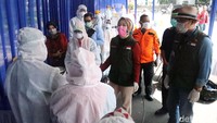 Orang nomor satu di Jawa Barat itu pun langsung berbincang dengan tim medis mengenai pelaksanaan rapid test yang digelar Sabtu (4/4/2020). RK menyebut, sedikitnya dibutuhkan 300 ribu rapid tes di Jawa Barat bila ingin mengetahui peta penyebaran COVID-19 di Jawa Barat. Hal itu harus dilakukan agar seperti Korea Selatan.