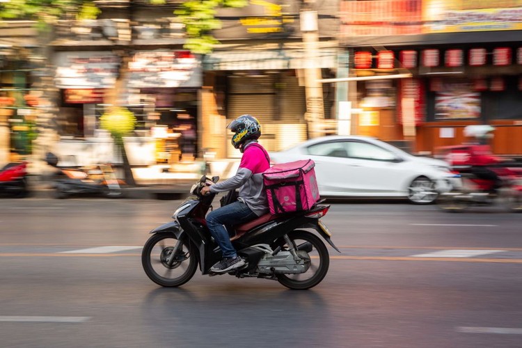 Selama masa karantina, banyak tempat makan dan restoran yang tutup di Thailand. Aplikasi online pun jadi salah satu solusinya. Masyarakat merasa sangat terbantu dengan adanya aplikasi online seperti grab food dan Food Panda.