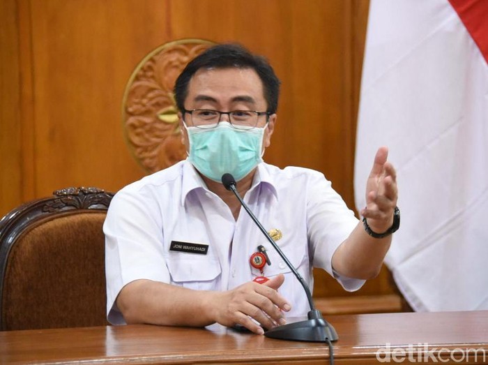 Jumlah pasien positif corona di Surabaya naik 33 menjadi 77 orang pada Jumat (3/4). Satu dari 33 pasien itu tidak ditemukan rumah sakit namun masih berkeliaran di rumahnya.