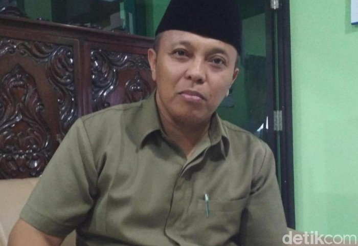 Ada tiga warga Blitar yang positif corona dari klaster Asrama Haji Sukolilo, Surabaya. MUI Kabupaten Blitar mengingatkan Muslim untuk berikhtiar menjauhi marabahaya.