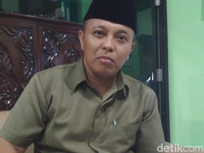 Ada tiga warga Blitar yang positif corona dari klaster Asrama Haji Sukolilo, Surabaya. MUI Kabupaten Blitar mengingatkan Muslim untuk berikhtiar menjauhi marabahaya.