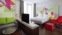Ibis Style Jakarta Sunter punya 8 jenis kamar yang dapat digunakan yaitu Family Room with 1 queensize bed and sofa, Junior Suite with 1 queen-size bed with balcony, Standard Room with 1 queen-size bed, Superior Room with 1 queen-size bed, Superior Room with 2 single beds, Superior Room with 1 queen-size bed with balcony, Superior Room with 2 single beds with balcony, dan Deluxe Room with 1 queen-size bed. dok. Accor Hotels Grup