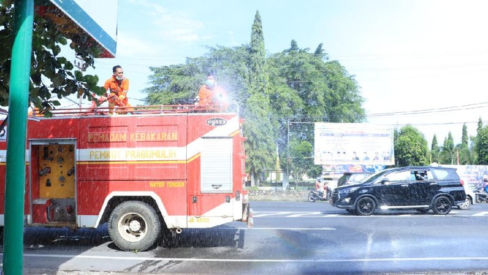 Penyemprotan disinfektan di Kota Prabumulih beberapa waktu lalu