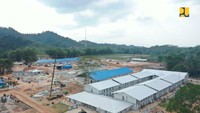 Untuk mendukung penyediaan air bersih pada fasilitas observasi/penampungan/karantina tersebut, Kementerian PUPR menyelesaikan pemasangan pipa transmisi air baku sepanjang 13,8 km bersumber dari Waduk Monggak Rempang. Tampungan air ini menjadi pilihan untuk sumber air baku fasilitas observasi/penampungan/karantina karena memiliki debit air yang cukup yakni sebesar 232 liter/detik dan lokasinya tidak jauh dari Pulau Galang yakni berjarak 16 km. Waduk ini memiliki volume tampung 5,1 juta m3 dengan luas genangan 154, 6 hektar.Foto: Dok. Istimewa/Kementerian PUPR: Penampakan RS Corona di Pulau Galang