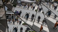 Dan yang terakhir adalah negara Jepang yang dikenal dengan warga pekerja keras. Jepang juga memiliki strategi yang cukup ampuh untuk kelumpuhan ekonomi akibat wabah COVID-19 ini. Getty Images/Carl Court
