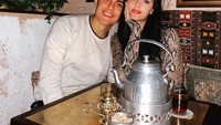 Bersama sang kekasih, Dybala juga sering kulineran romantis. Salah satunya bisa dilihat pada momen ini. Keduanya tersenyum bahagia saat dinner bersama. Foto: instagram paulo dybala