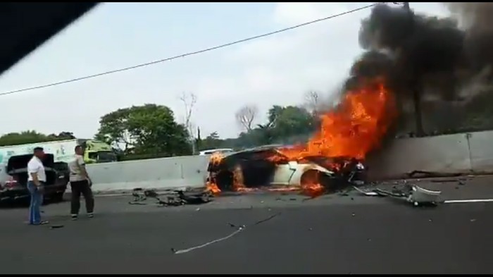 Mobil Nissan GT-R Terbakar di Tol Cibubur
